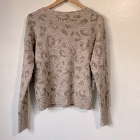 Abercrombie  Fitch Gray Leopard Print Sweater low neck size Medium - Picture 5 of 10